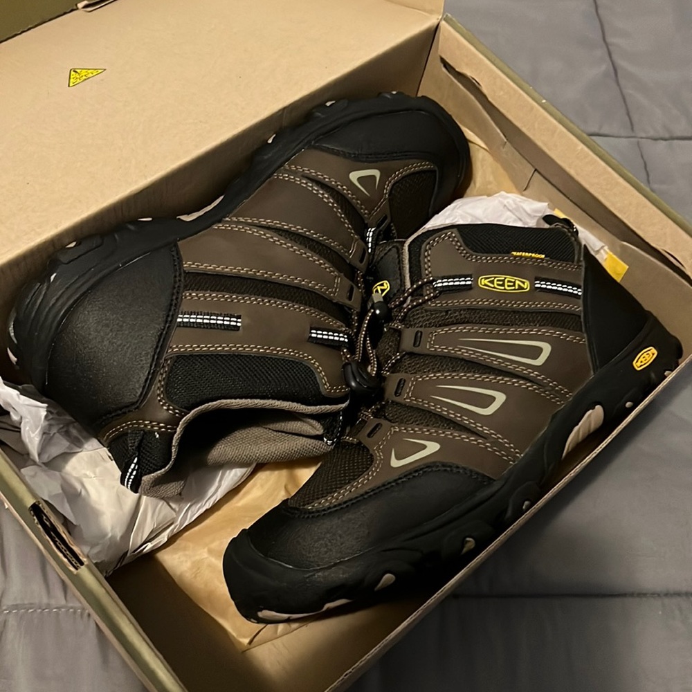 New in box Keen Youth US 6 ankle boots